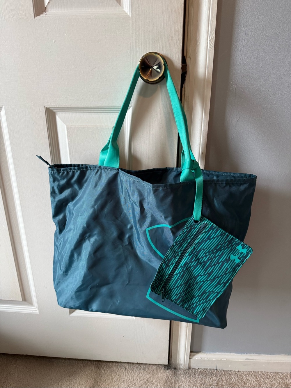 Under Armour Tote with Teal Straps and Matching Pouch